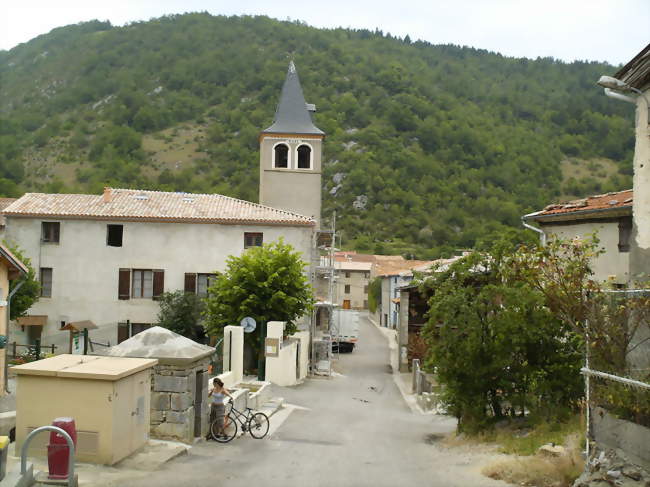 Rue du village - Roquefeuil (11340) - Aude