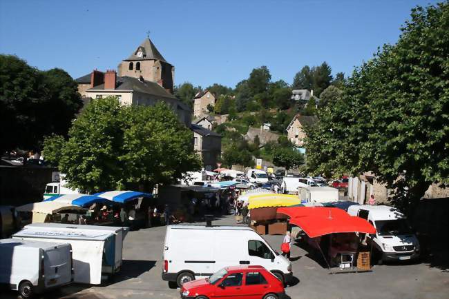 Jour de marché - Cassagnes-Bégonhès (12120) - Aveyron