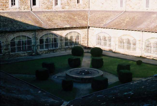 Cloître de l'abbaye de Bonnecombe - Comps-la-Grand-Ville (12120) - Aveyron