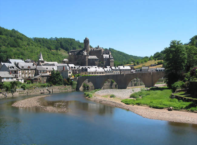 Estaing, le château et le pont gothique sur le Lot - Estaing (12190) - Aveyron