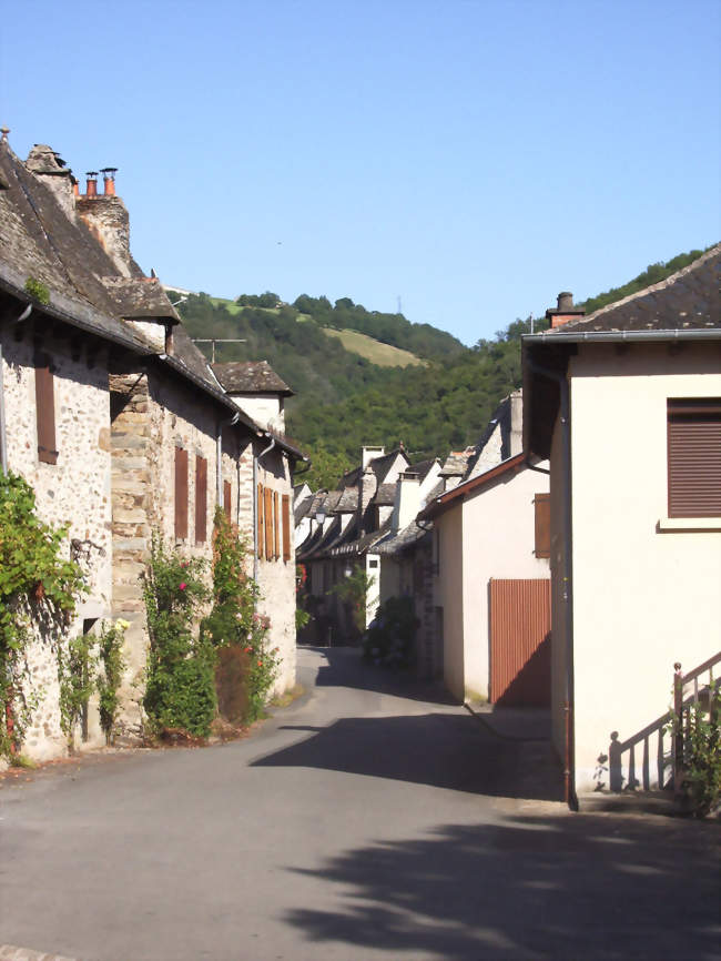 La rue principale de Saint-Parthem - Saint-Parthem (12300) - Aveyron