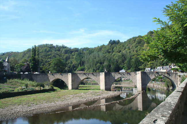 Le pont entre Sébrazac et Estaing - Sébrazac (12190) - Aveyron