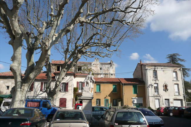 Petit marché du mardi à Cabannes