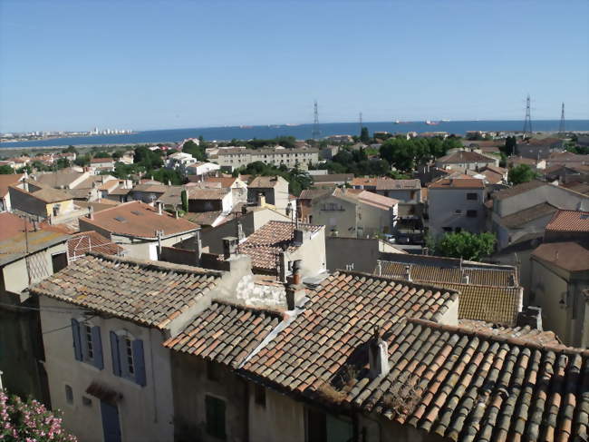 Vue de la ville de Fos-sur-Merdepuis les remparts de la vieille ville - Fos-sur-Mer (13270) - Bouches-du-Rhône