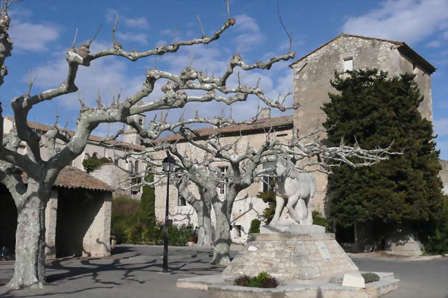 le monument du cheval de trait et le lavoir de Mollégès - Mollégès (13940) - Bouches-du-Rhône