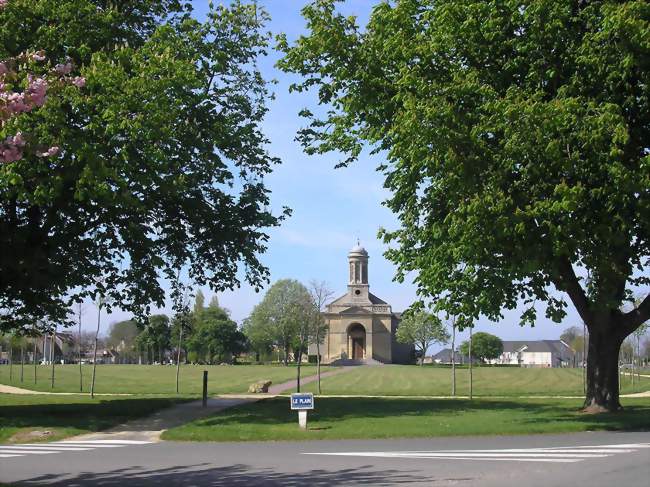 Le Plain et l'église Saint-Martin - Amfreville (14860) - Calvados