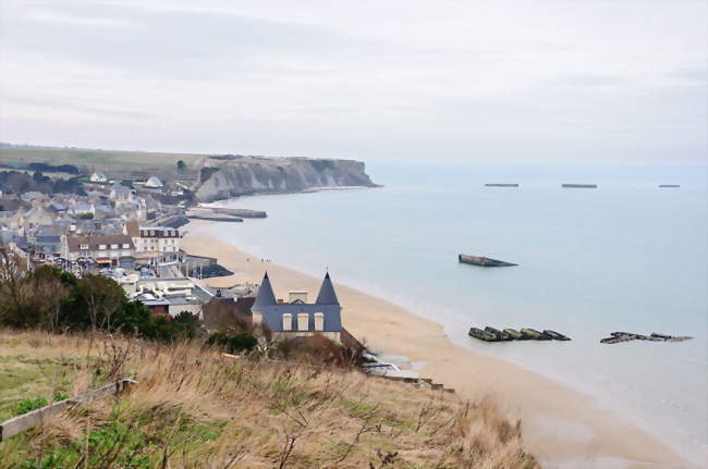 Arromanches vu de l'est, avec les vestiges du port Mulberry dans sa baie - Arromanches-les-Bains (14117) - Calvados