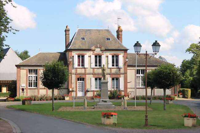 La mairie et le monument aux morts - Bourgeauville (14430) - Calvados