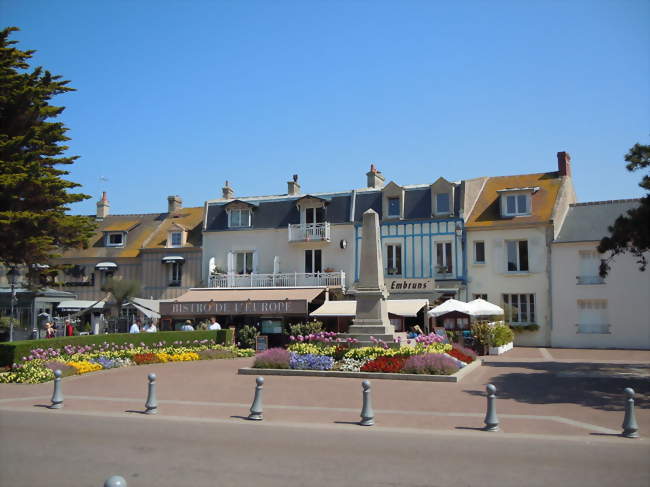 La place du Six-Juin - Courseulles-sur-Mer (14470) - Calvados