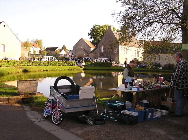 La foire du 1er mai autour de la mare - Épaney (14170) - Calvados