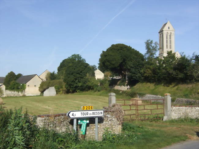 La ferme de la Marguerie et léglise Saint-Romain - Étréham (14400) - Calvados