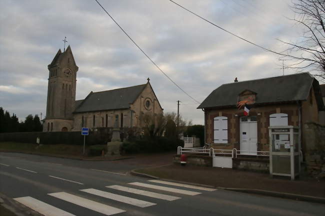 L'église et la mairie, le long de la RD 675 - Goustranville (14430) - Calvados