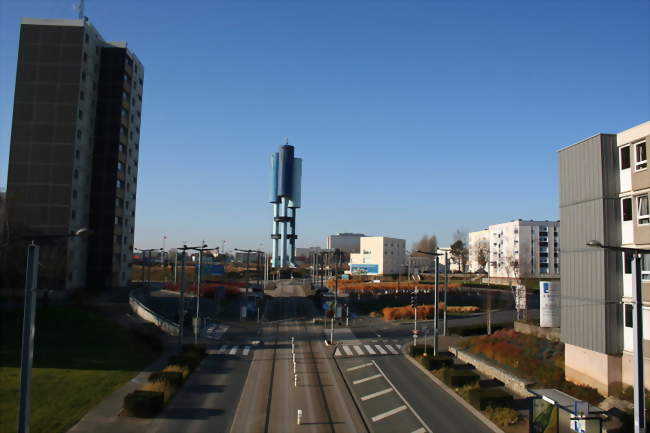 Place de la Fontaine vue de la passerelle menant à la Haute Folie, Hérouville-Saint-Clair en 2008 - Hérouville-Saint-Clair (14200) - Calvados