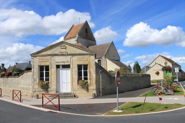 Mairie et église - Hubert-Folie (14540) - Calvados