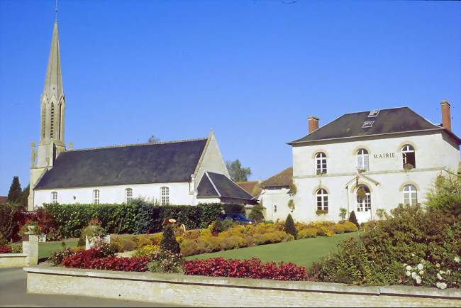 La mairie et l'église Notre-Dame - Petiville (14390) - Calvados