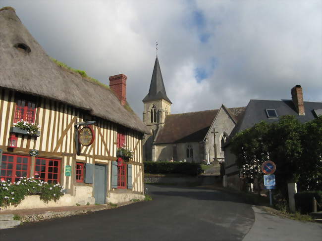 Rue principale du village, avec l'église au fond - Pierrefitte-en-Auge (14130) - Calvados