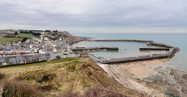 Port-en-Bessin vu de l'est, depuis les hauteurs surplombant la tour Vauban - Port-en-Bessin-Huppain (14520) - Calvados