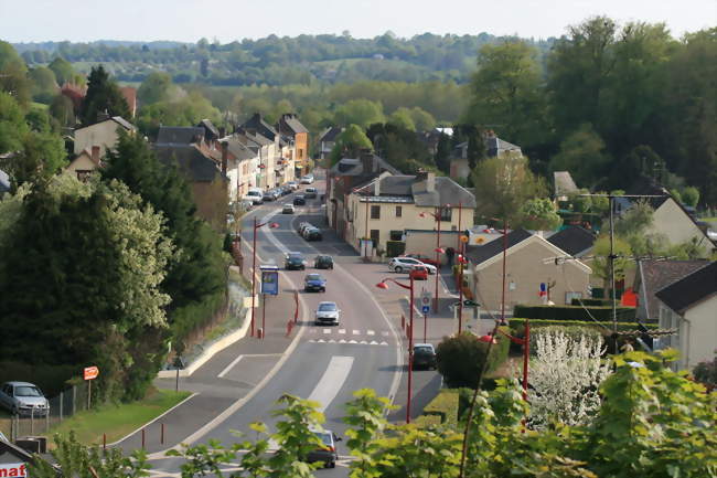 La rue du Commerce - Saint-Martin-de-la-Lieue (14100) - Calvados