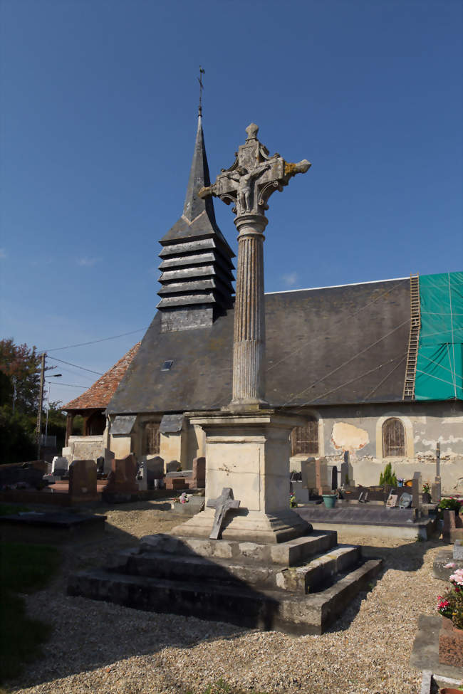 L'église Saint-Pierre et la croix classée du cimetière - Saint-Pierre-de-Mailloc (14290) - Calvados