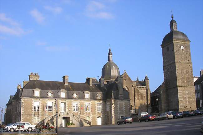 L'hôtel de ville, l'église Notre-Dame et son clocher - Saint-Sever-Calvados (14380) - Calvados