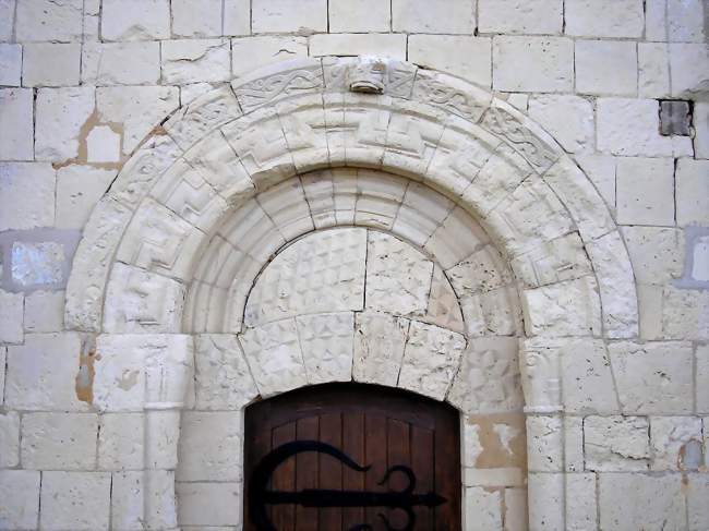 Tympan sculpté de l'église Saint-Germain - Tessel (14250) - Calvados