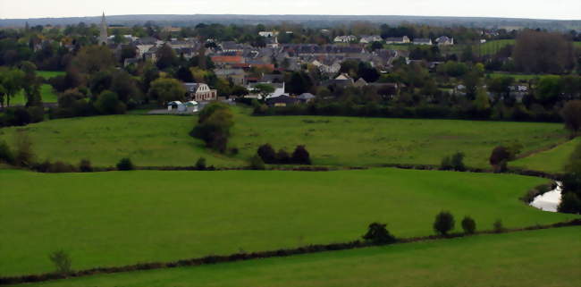 Une vue du bourg et d'une zone des marais où serpente l'Aure - Trévières (14710) - Calvados