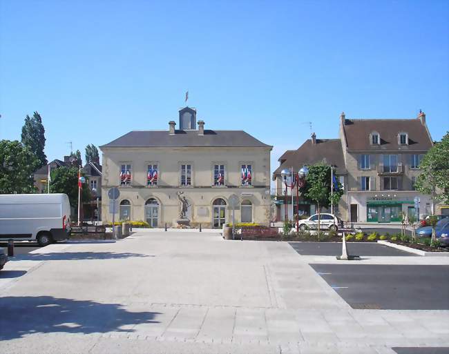 La place Paul Quellec - Troarn (14670) - Calvados