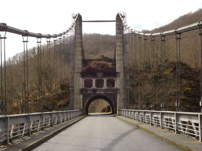 Pont de Saint-Projet sur la Dordogne, à la limite du Cantal et de la Corrèze, sur la commune d'Arches - Arches (15200) - Cantal