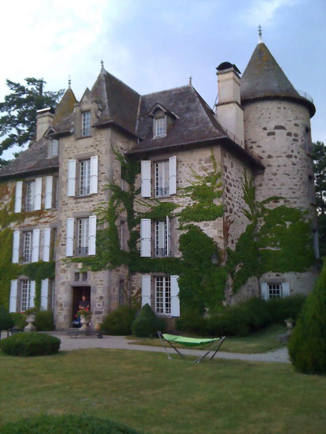 Le château de Carbonat sur la commune d'Arpajon-sur-Cère - Arpajon-sur-Cère (15130) - Cantal