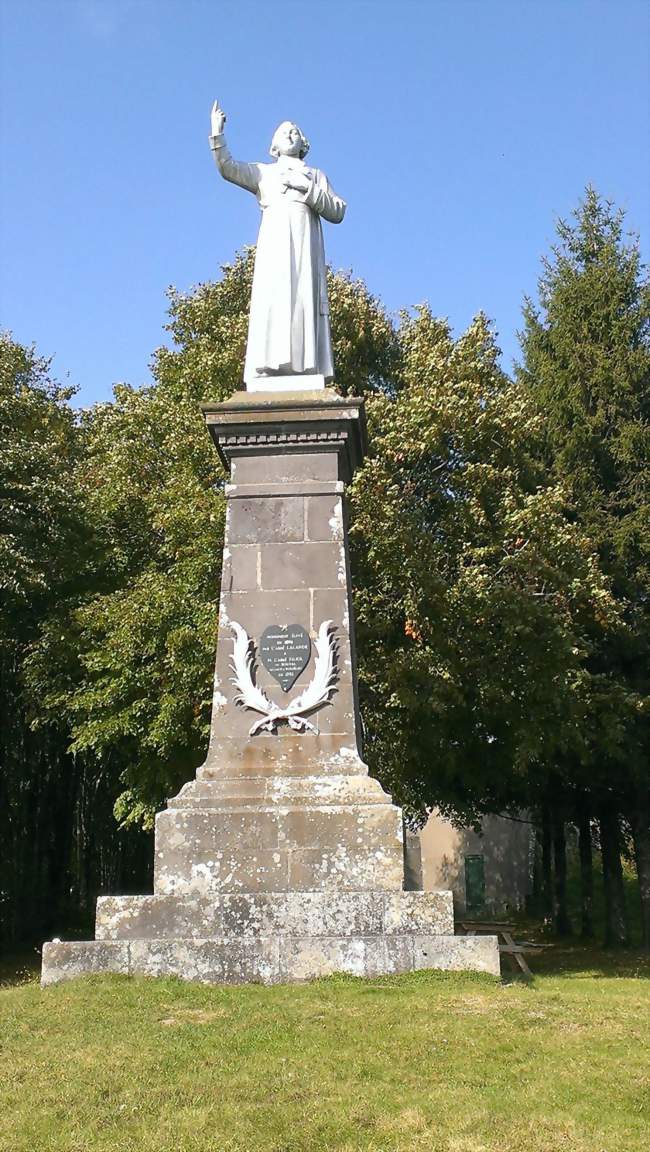 Statue de l'abbé Filiol à Barriac-les-Bosquets - Barriac-les-Bosquets (15700) - Cantal