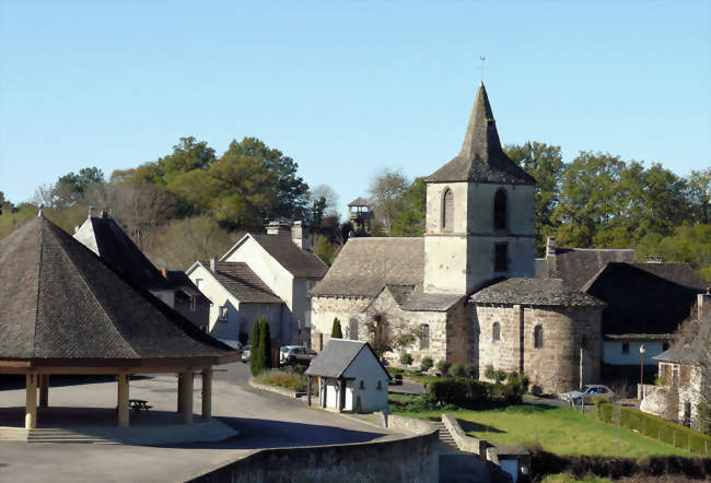 Place de l'Église - Chalvignac (15200) - Cantal