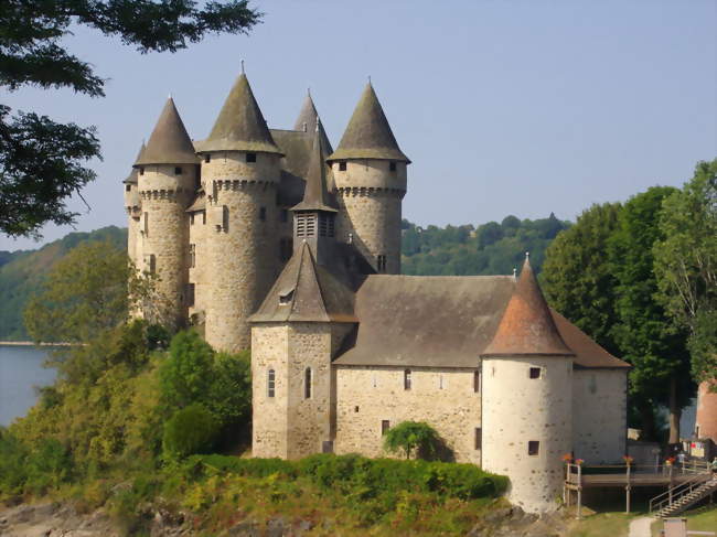 Le château de Val à Lanobre - Lanobre (15270) - Cantal