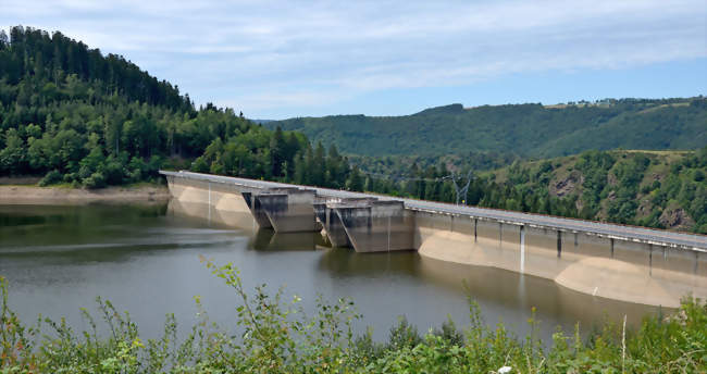Le barrage de Grandval sur la commune de Lavastrie - Lavastrie (15260) - Cantal