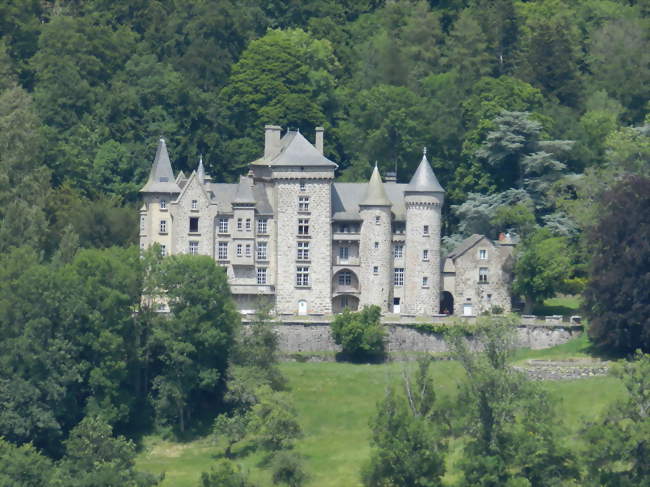 Château d'Anterroches sur la commune de Laveissière - Laveissière (15300) - Cantal