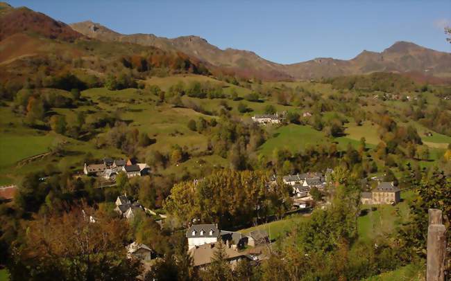 Vue générale - bourg, château de Cheylus, écoles - Mandailles-Saint-Julien (15590) - Cantal