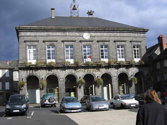 L'Hôtel de Ville de Mauriac - Mauriac (15200) - Cantal