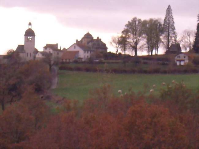 Mourjou vu depuis le lieu-dit Jalenques, un soir d'automne - Mourjou (15340) - Cantal