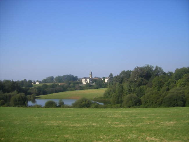 Le village au loin - Quézac (15600) - Cantal