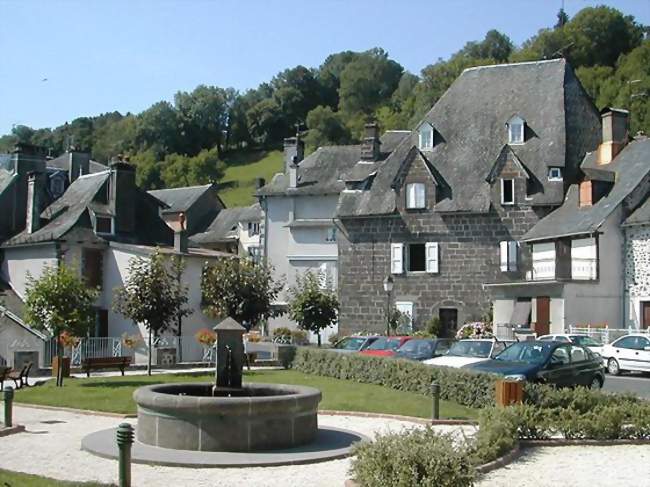 Vue du village de Saint-Cernin - Saint-Cernin (15310) - Cantal