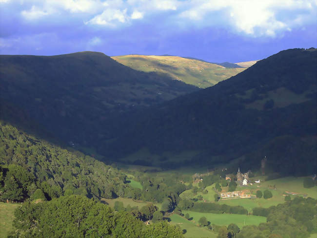 Saint-Paul-de-Salers vu depuis Salers - Saint-Paul-de-Salers (15140) - Cantal