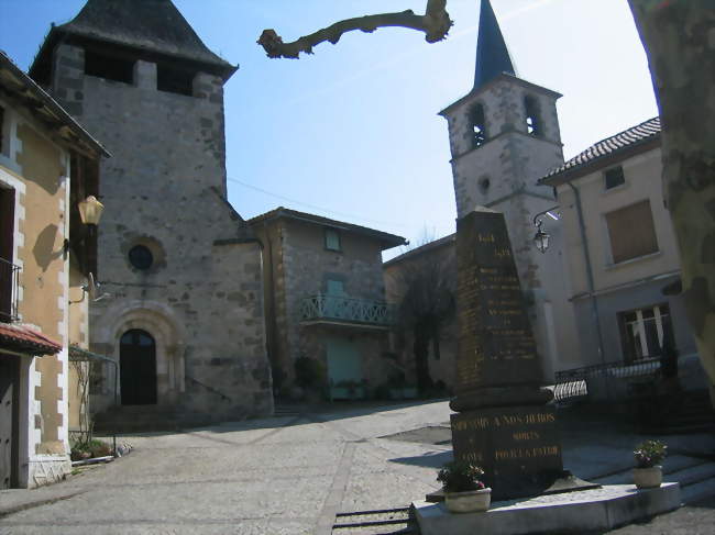 Vue de la place des deux Saint-Santin (Cantal et Aveyron) avec leurs deux églises - Saint-Santin-de-Maurs (15600) - Cantal