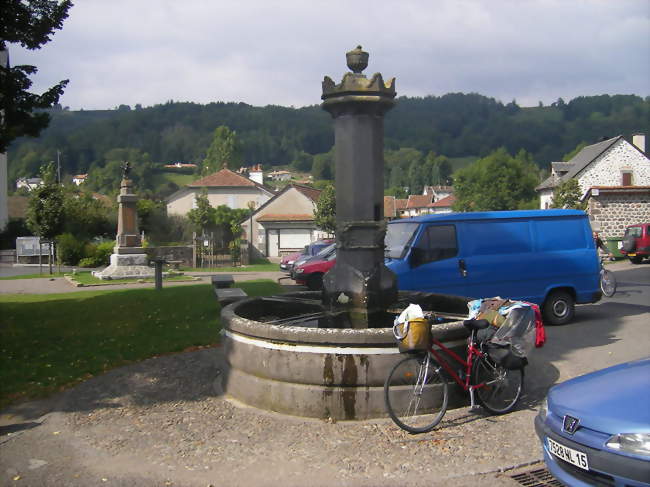 Fontaine du centre-bourg - Saint-Simon (15130) - Cantal