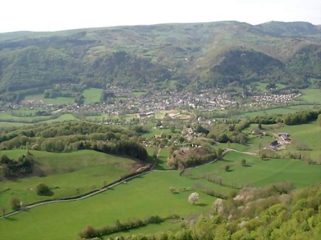 Vue du bourg de Vic depuis le rocher des Pendus - Vic-sur-Cère (15800) - Cantal