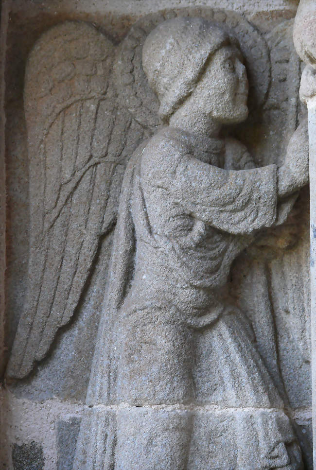 Église Saint-Georges - L'ange de l'Annonciation du porche ouest - Ydes (15210) - Cantal