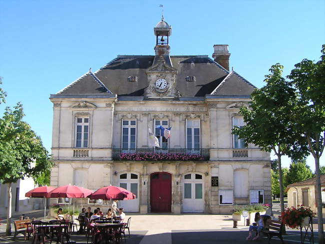 Vue de la mairie d'Aigre - Aigre (16140) - Charente