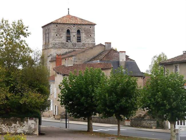 L'église et l'ancien prieuré Notre-Dame - Alloue (16490) - Charente