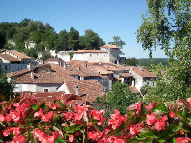Le village d'Aubeterre et son château - Aubeterre-sur-Dronne (16390) - Charente