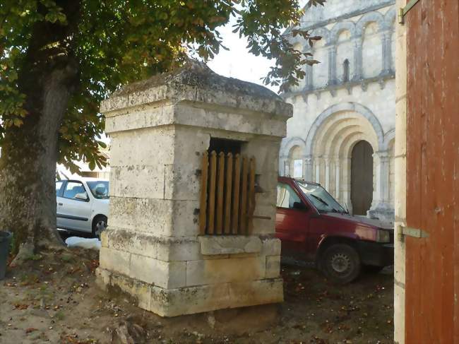 Puits près de l'église - Bazac (16210) - Charente