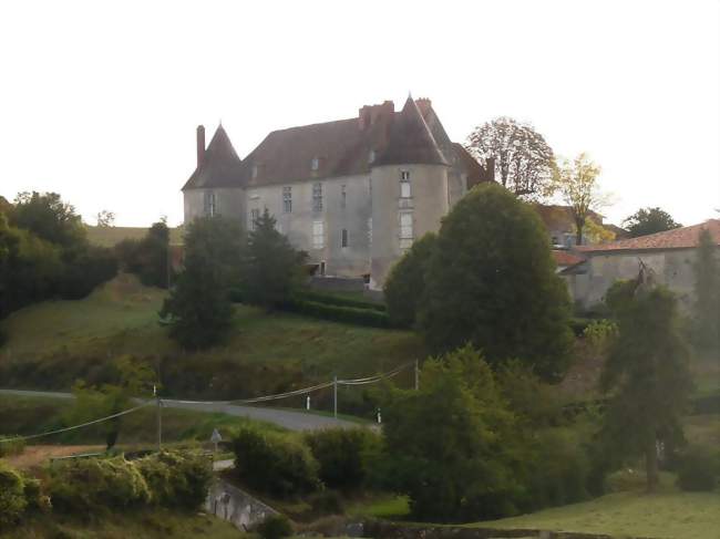 Le château de Sansac dominant la Sonnette - Beaulieu-sur-Sonnette (16450) - Charente