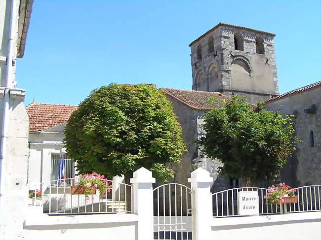 L'église et la mairie - Bécheresse (16250) - Charente
